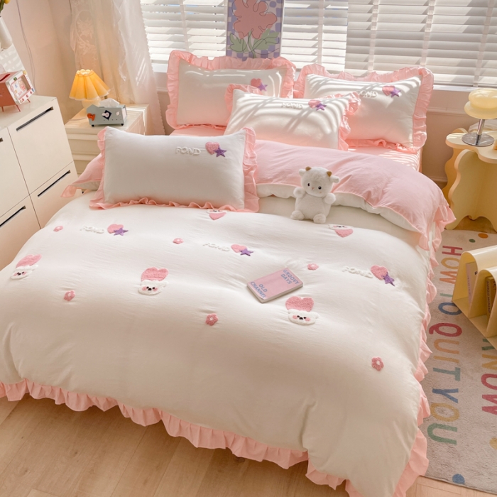 91家纺网 家纺一手货源 找家纺 易禾 2024新款 爱心小熊系列四件套 爱心小熊奶白粉