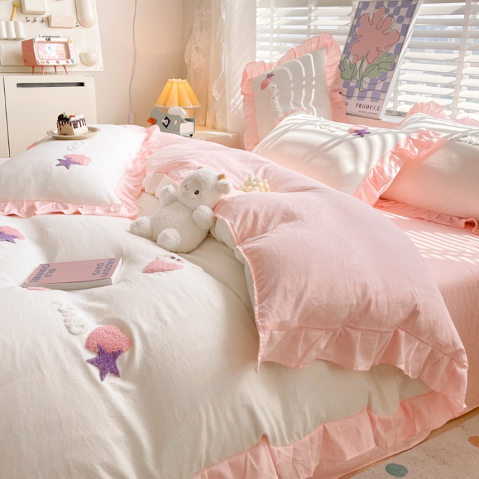 91家纺网 家纺一手货源 找家纺 易禾 2024新款 爱心小熊系列四件套 爱心小熊奶白粉