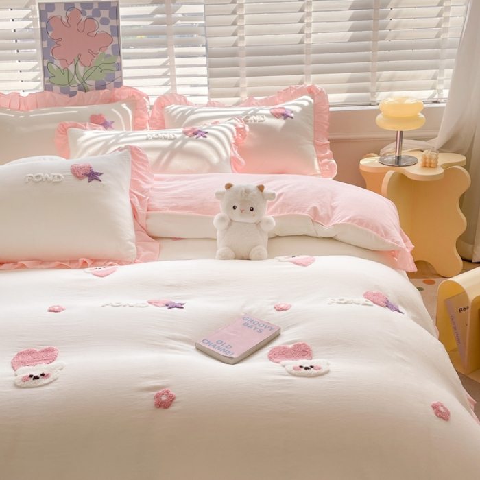 91家纺网 家纺一手货源 找家纺 易禾 2024新款 爱心小熊系列四件套 爱心小熊奶白粉