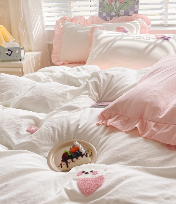 91家纺网 家纺一手货源 找家纺 易禾 2024新款 爱心小熊系列四件套 爱心小熊奶白粉