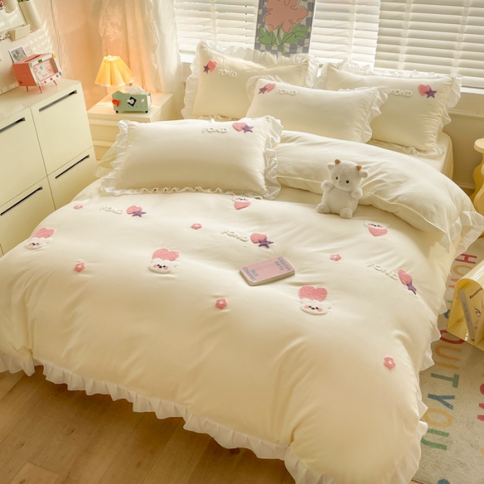 91家纺网 家纺一手货源 找家纺 易禾 2024新款 爱心小熊系列四件套 爱心小熊奶黄