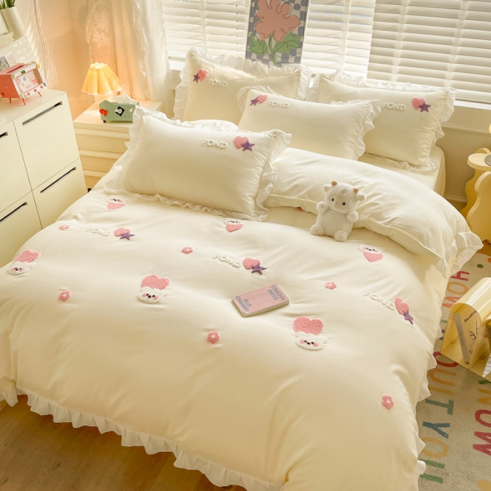 91家纺网 家纺一手货源 找家纺 易禾 2024新款 爱心小熊系列四件套 爱心小熊奶黄