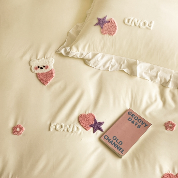 91家纺网 家纺一手货源 找家纺 易禾 2024新款 爱心小熊系列四件套 爱心小熊奶黄
