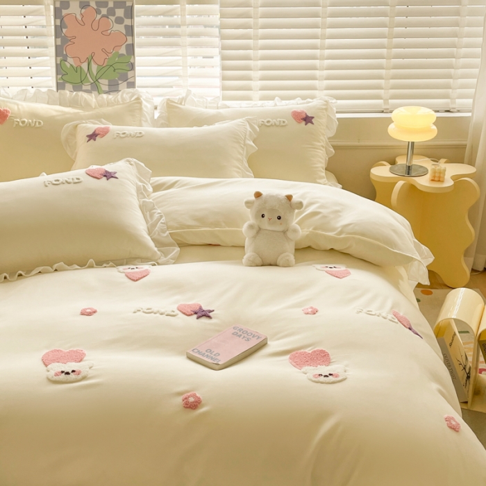 91家纺网 家纺一手货源 找家纺 易禾 2024新款 爱心小熊系列四件套 爱心小熊奶黄