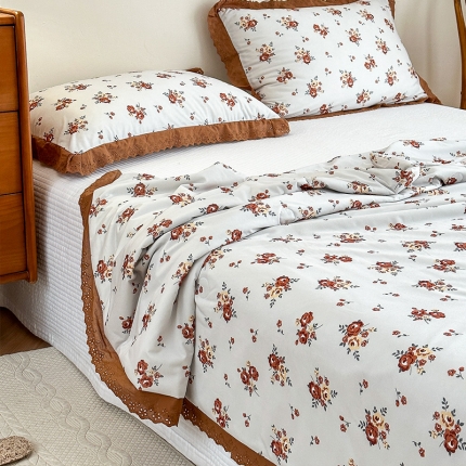 91家纺网 家纺一手货源 找家纺 2024新款A类法式小碎花花边款针织棉夏被空调被夏凉被