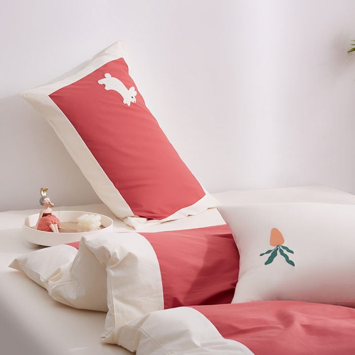 91家纺网 家纺一手货源 找家纺 嘉恋 2023新款全棉水洗棉毛巾绣四件套送精美包装-大展宏兔 大展宏兔-草莓红