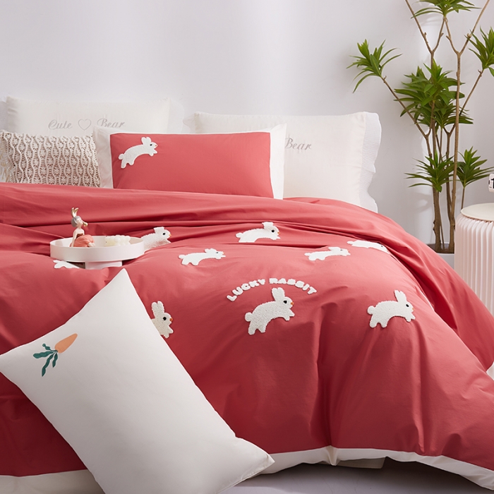 91家纺网 家纺一手货源 找家纺 嘉恋 2023新款全棉水洗棉毛巾绣四件套送精美包装-大展宏兔 大展宏兔-草莓红