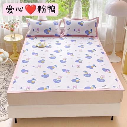 91家纺网 家纺一手货源 找家纺 玖琳家纺 2024新款迪士尼凉感针织复合三明治凉席三件套 爱心粉鸭