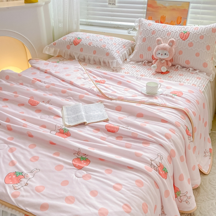 91家纺网 家纺一手货源 找家纺 慕澄2023新款小版床裙款雪纺乳胶凉席夏被四件套 草莓小兔