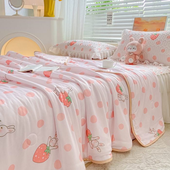 91家纺网 家纺一手货源 找家纺 慕澄2023新款小版床裙款雪纺乳胶凉席夏被四件套 草莓小兔