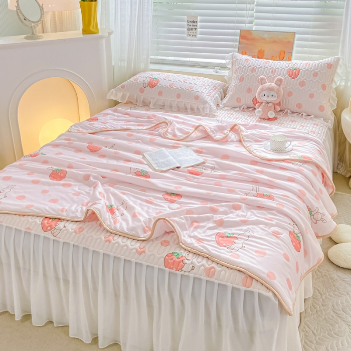 91家纺网 家纺一手货源 找家纺 慕澄2023新款小版床裙款雪纺乳胶凉席夏被四件套 草莓小兔