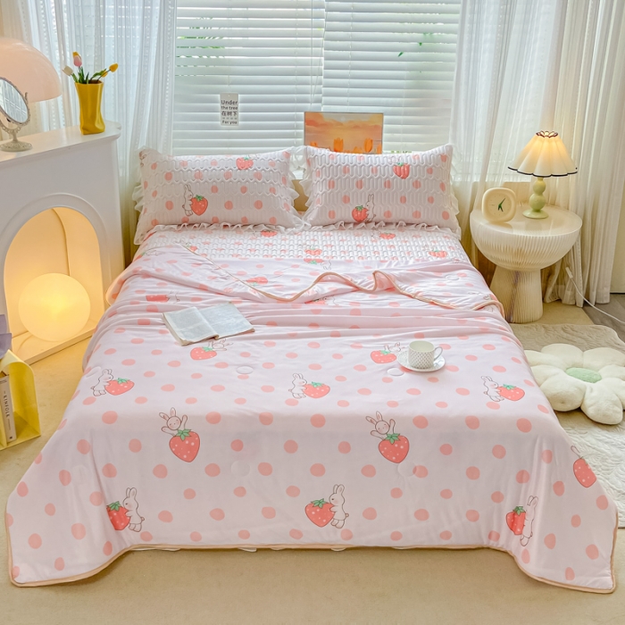 91家纺网 家纺一手货源 找家纺 慕澄2023新款小版床裙款雪纺乳胶凉席夏被四件套 草莓小兔