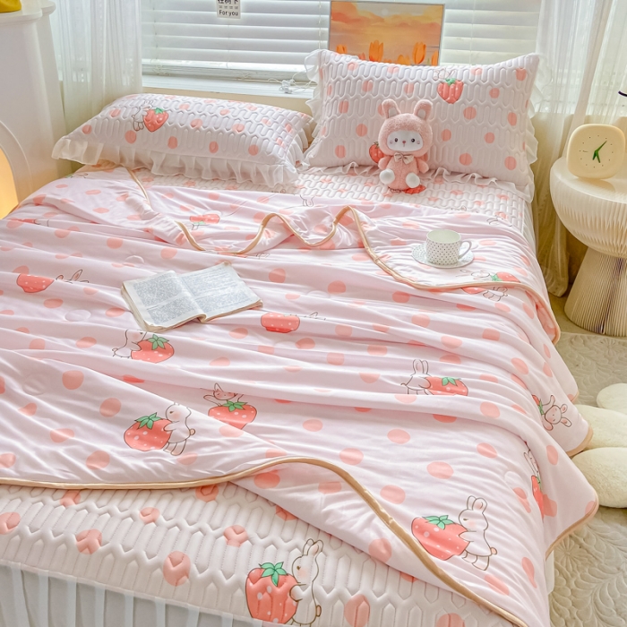 91家纺网 家纺一手货源 找家纺 慕澄2023新款小版床裙款雪纺乳胶凉席夏被四件套 草莓小兔