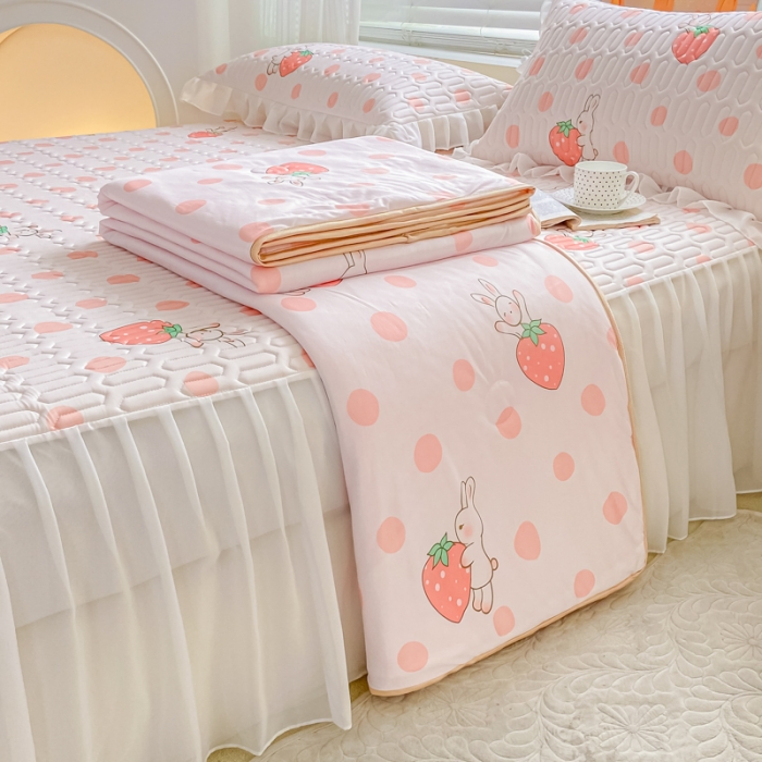 91家纺网 家纺一手货源 找家纺 慕澄2023新款小版床裙款雪纺乳胶凉席夏被四件套 草莓小兔