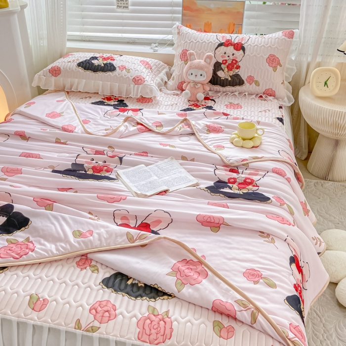 91家纺网 家纺一手货源 找家纺 慕澄2023新款小版床裙款雪纺乳胶凉席夏被四件套 黑裙兔兔