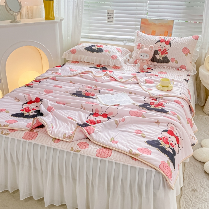 91家纺网 家纺一手货源 找家纺 慕澄2023新款小版床裙款雪纺乳胶凉席夏被四件套 黑裙兔兔