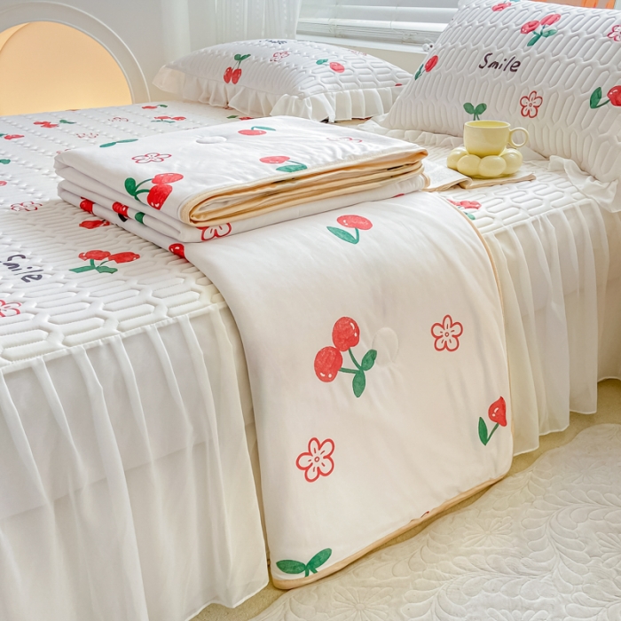 91家纺网 家纺一手货源 找家纺 慕澄2023新款小版床裙款雪纺乳胶凉席夏被四件套 小樱桃