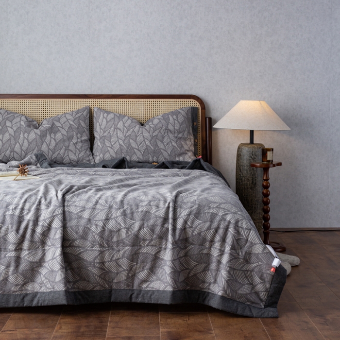 91家纺网 家纺一手货源 找家纺 安莱生活 2023双层纱复古大提花系列落叶缤纷夏被及夏被四件套 落叶缤纷黑