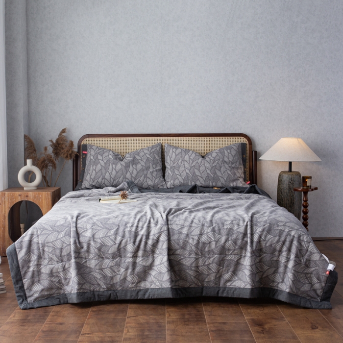 91家纺网 家纺一手货源 找家纺 安莱生活 2023双层纱复古大提花系列落叶缤纷夏被及夏被四件套 落叶缤纷黑