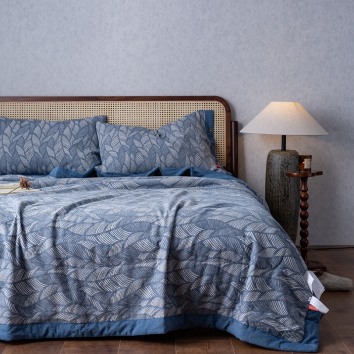 91家纺网 家纺一手货源 找家纺 安莱生活 2023双层纱复古大提花系列落叶缤纷夏被及夏被四件套 落叶缤纷蓝