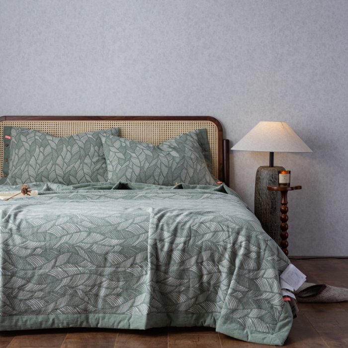 91家纺网 家纺一手货源 找家纺 安莱生活 2023双层纱复古大提花系列落叶缤纷夏被及夏被四件套 落叶缤纷绿