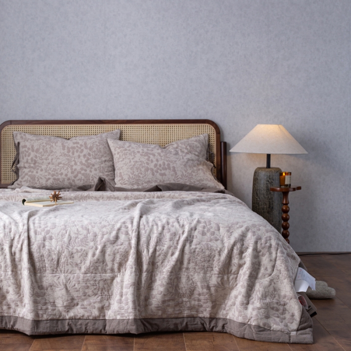 91家纺网 家纺一手货源 找家纺 安莱生活 2023双层纱复古大提花系列栀子花夏被及夏被四件套 栀子花浅灰