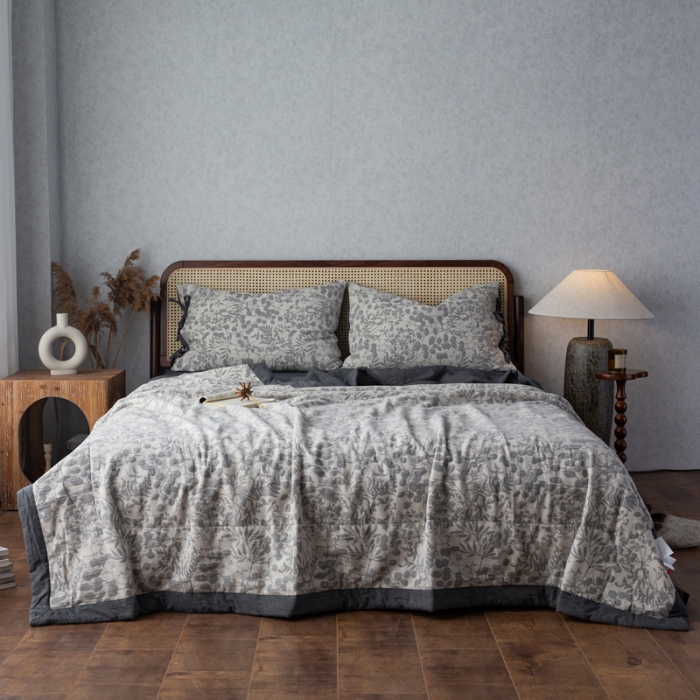 91家纺网 家纺一手货源 找家纺 安莱生活 2023双层纱复古大提花系列栀子花夏被及夏被四件套 栀子花深灰