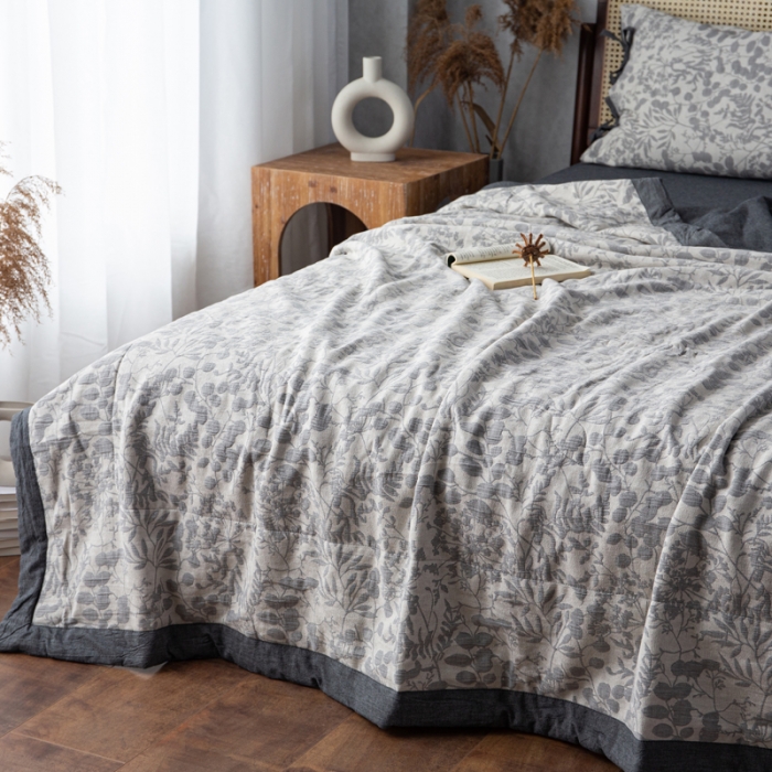 91家纺网 家纺一手货源 找家纺 安莱生活 2023双层纱复古大提花系列栀子花夏被及夏被四件套 栀子花深灰