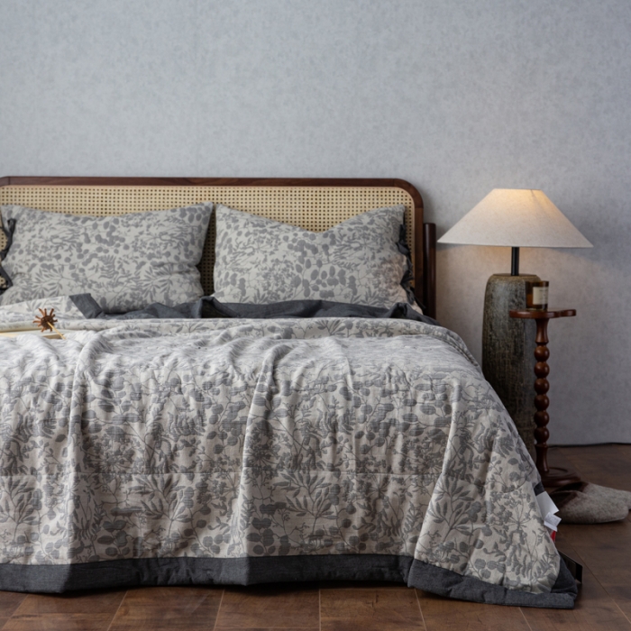 91家纺网 家纺一手货源 找家纺 安莱生活 2023双层纱复古大提花系列栀子花夏被及夏被四件套 栀子花深灰