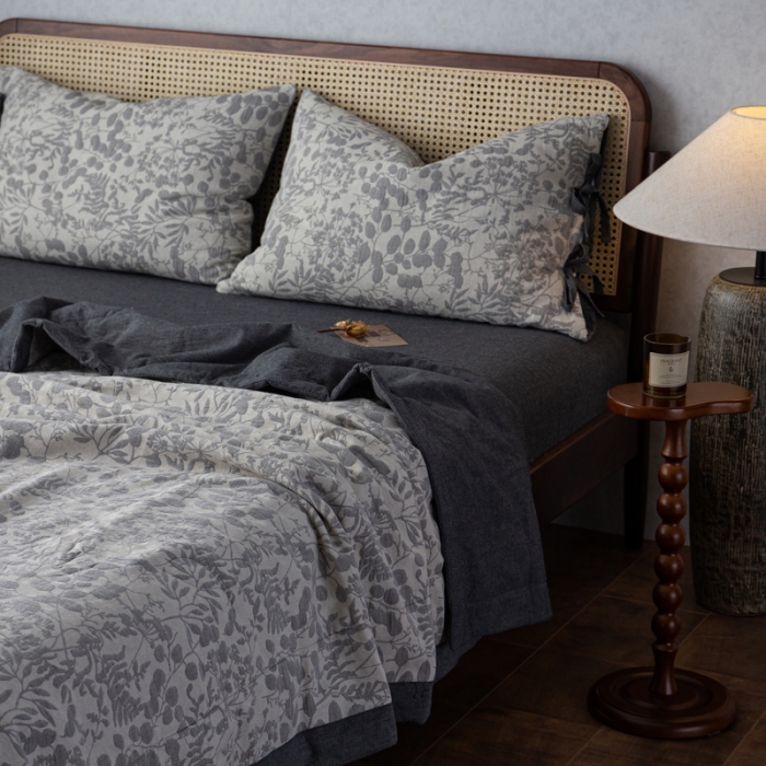 91家纺网 家纺一手货源 找家纺 安莱生活 2023双层纱复古大提花系列栀子花夏被及夏被四件套 栀子花深灰