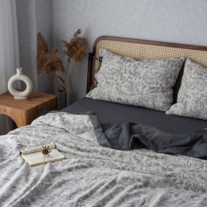 91家纺网 家纺一手货源 找家纺 安莱生活 2023双层纱复古大提花系列栀子花夏被及夏被四件套 栀子花深灰