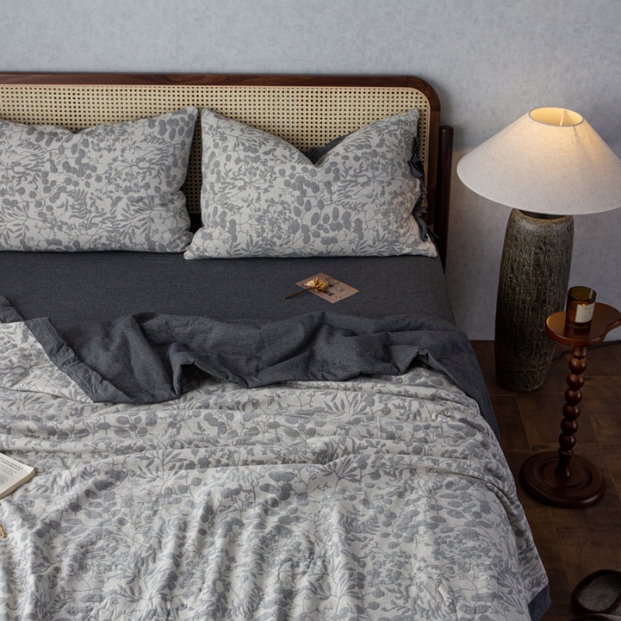 91家纺网 家纺一手货源 找家纺 安莱生活 2023双层纱复古大提花系列栀子花夏被及夏被四件套 栀子花深灰