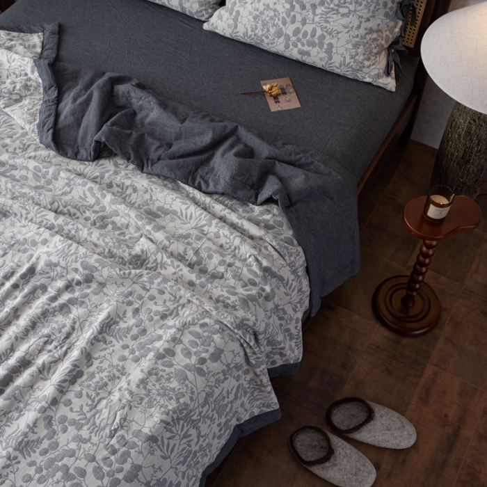 91家纺网 家纺一手货源 找家纺 安莱生活 2023双层纱复古大提花系列栀子花夏被及夏被四件套 栀子花深灰