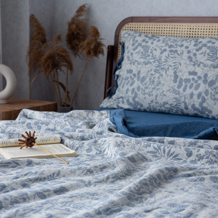 91家纺网 家纺一手货源 找家纺 安莱生活 2023双层纱复古大提花系列栀子花夏被及夏被四件套 栀子花深蓝