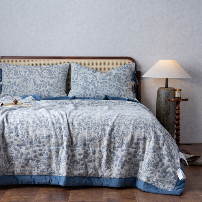 91家纺网 家纺一手货源 找家纺 安莱生活 2023双层纱复古大提花系列栀子花夏被及夏被四件套 栀子花深蓝