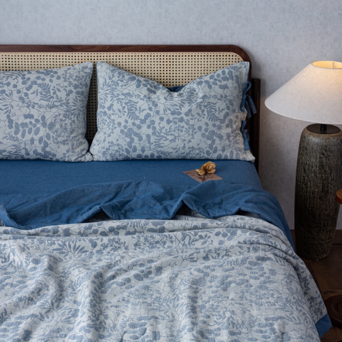 91家纺网 家纺一手货源 找家纺 安莱生活 2023双层纱复古大提花系列栀子花夏被及夏被四件套 栀子花深蓝