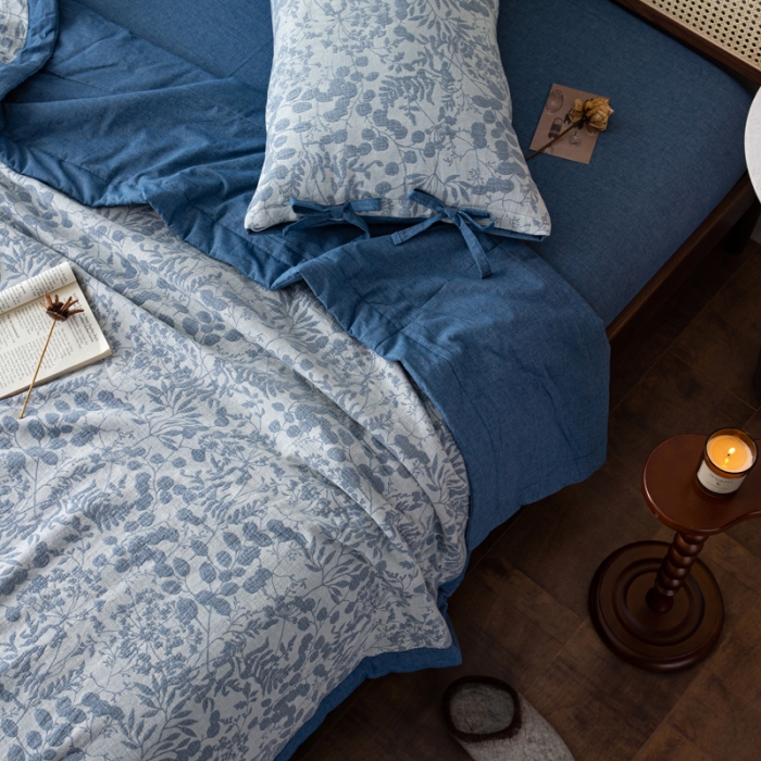 91家纺网 家纺一手货源 找家纺 安莱生活 2023双层纱复古大提花系列栀子花夏被及夏被四件套 栀子花深蓝
