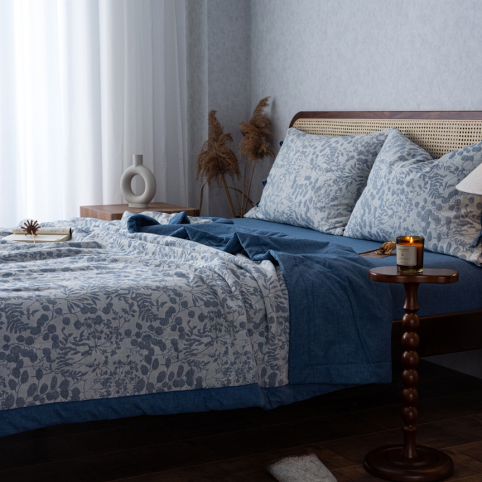 91家纺网 家纺一手货源 找家纺 安莱生活 2023双层纱复古大提花系列栀子花夏被及夏被四件套 栀子花深蓝