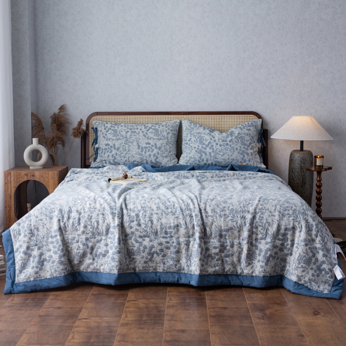 91家纺网 家纺一手货源 找家纺 安莱生活 2023双层纱复古大提花系列栀子花夏被及夏被四件套 栀子花深蓝