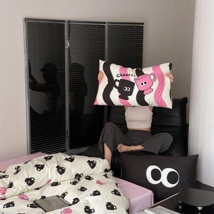 91家纺网 家纺一手货源 找家纺 桃喜2024新款甜辣潮酷数码印花大版全棉枕套 大版-粉色马克杯