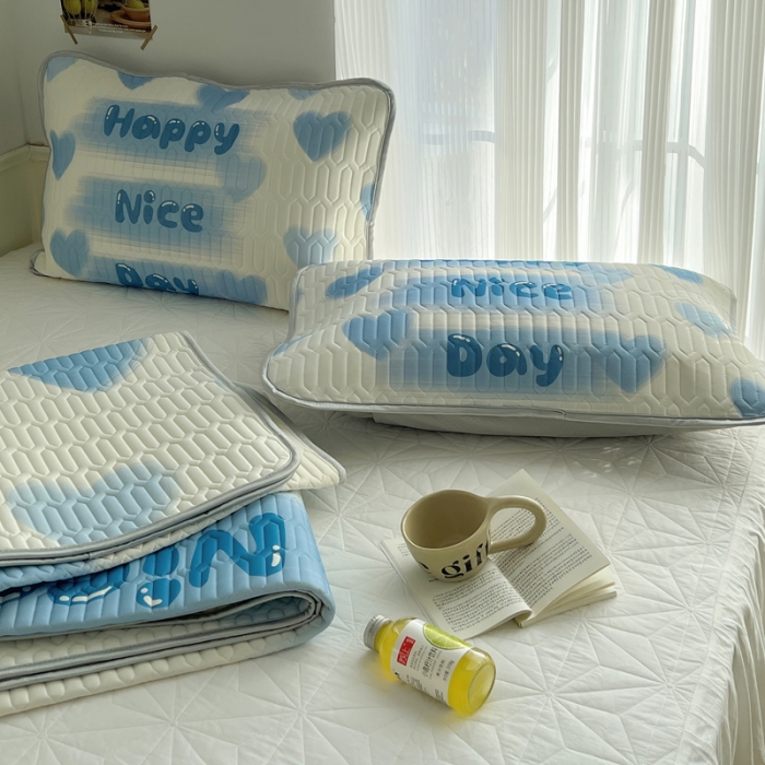 91家纺网 家纺一手货源 找家纺 慕尚  2025新款凉感丝大版乳胶凉席 ins爱心