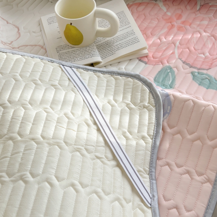 91家纺网 家纺一手货源 找家纺 慕尚  2025新款凉感丝大版乳胶凉席 花田小兔