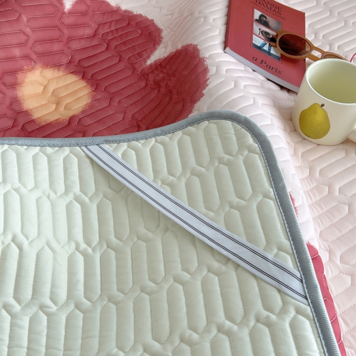 91家纺网 家纺一手货源 找家纺 慕尚  2025新款凉感丝大版乳胶凉席 花样绽放