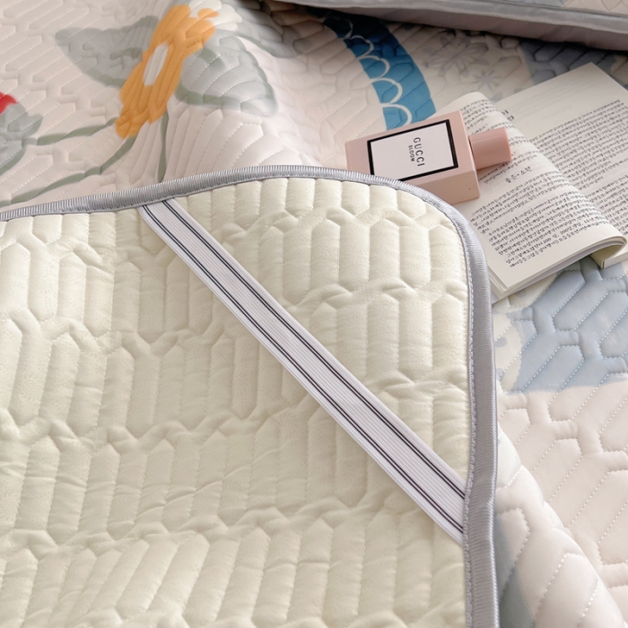 91家纺网 家纺一手货源 找家纺 慕尚  2025新款凉感丝大版乳胶凉席 轻奢草莓