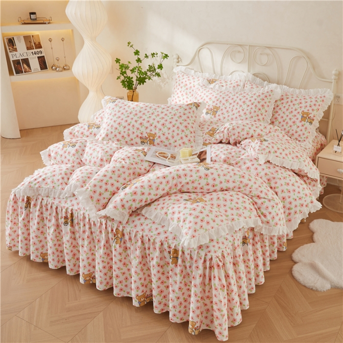 91家纺网 家纺一手货源 找家纺 十个点2024新款初遇系列 全棉床裙小清新四件套 园丁熊