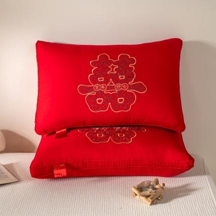 91家纺网 家纺一手货源 找家纺 总栩裕纺织 2023新款莫代尔全棉婚庆枕芯刺绣款羽丝绒纯棉立体枕头