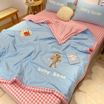 91家纺网 家纺一手货源 找家纺 2023水洗棉刺绣小熊夏被四件套 绣花毛巾绣夏凉被薄被子空调被薄被芯