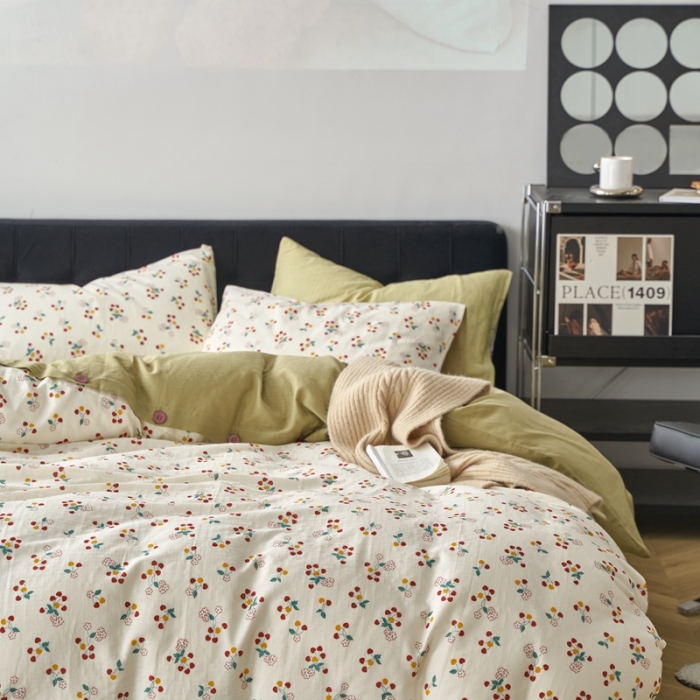 91家纺网 家纺一手货源 找家纺 时年 2023新款全棉母婴级有氧双层纱纽扣工艺款四件套-场景一 夕颜花