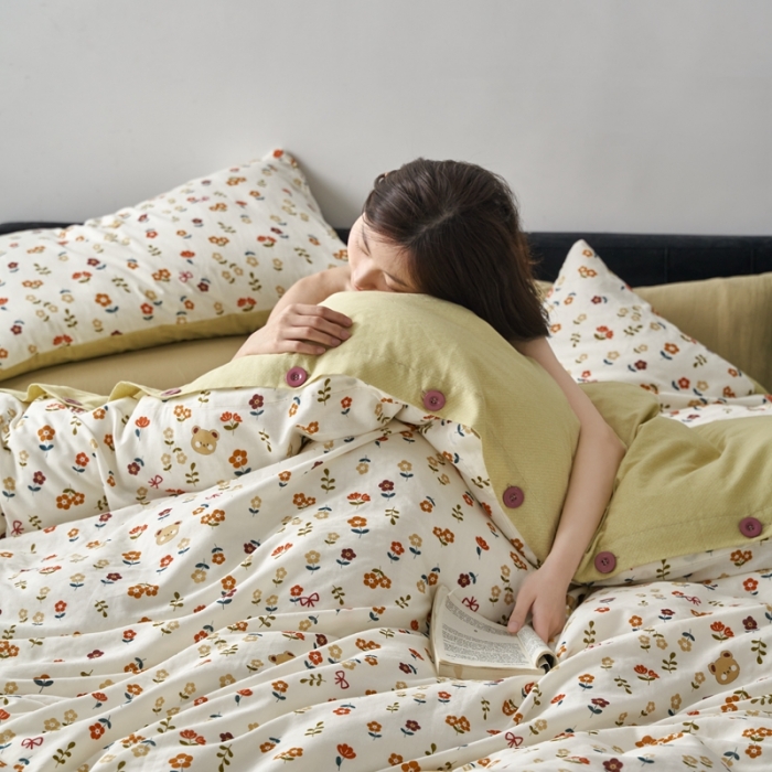 91家纺网 家纺一手货源 找家纺 时年 2023新款全棉母婴级有氧双层纱纽扣工艺款四件套-场景一 小熊花朵