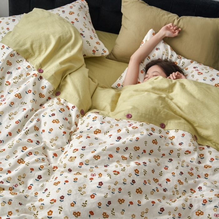 91家纺网 家纺一手货源 找家纺 时年 2023新款全棉母婴级有氧双层纱纽扣工艺款四件套-场景一 小熊花朵